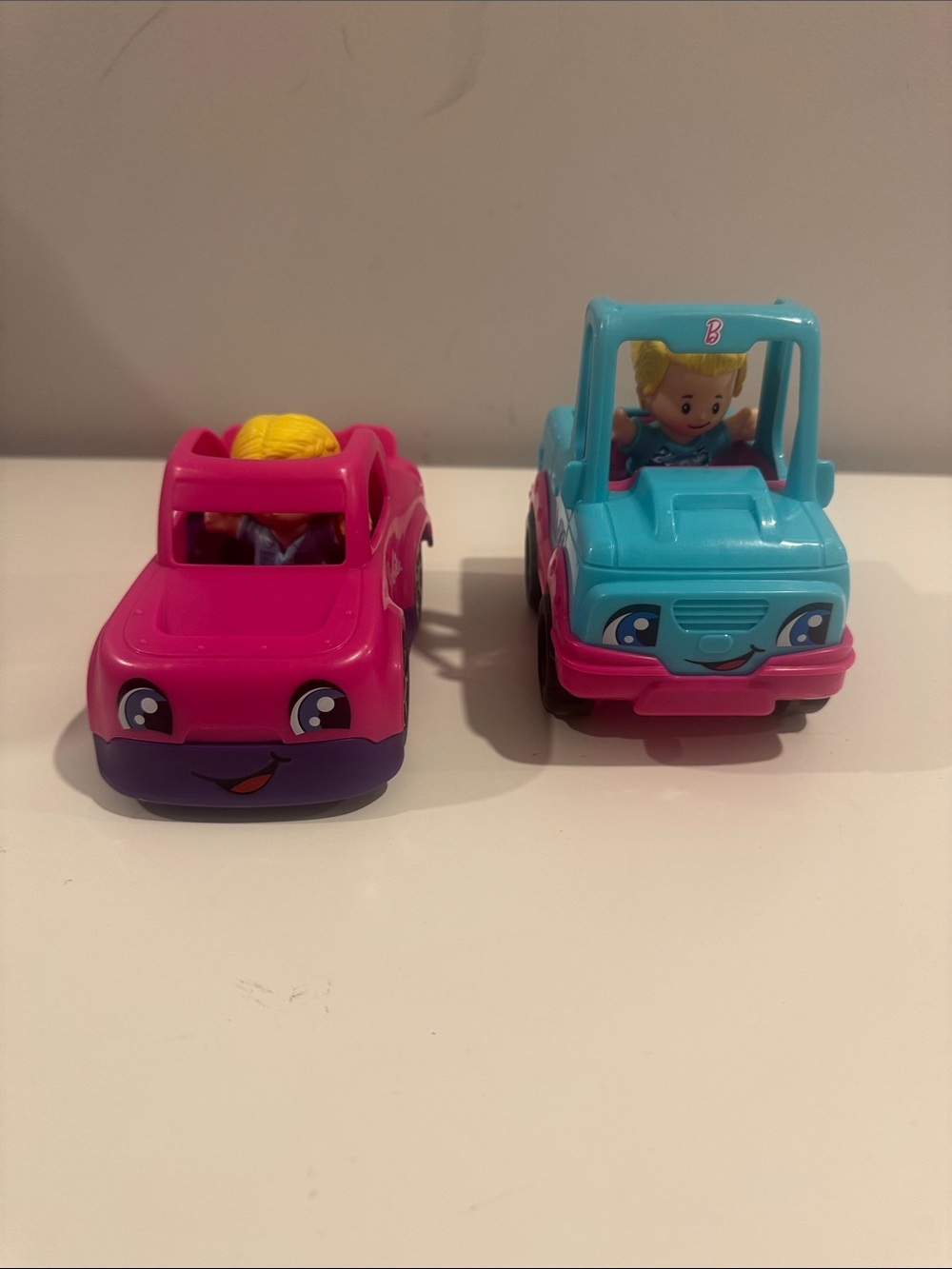 Fisher-Price Little People Barbie Convertible & Beach Cruiser Truck Lot with Fig
